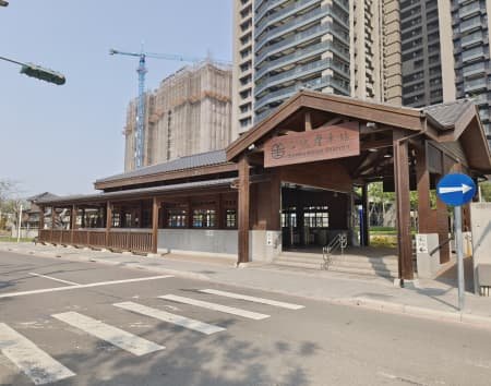 高雄三塊厝車站